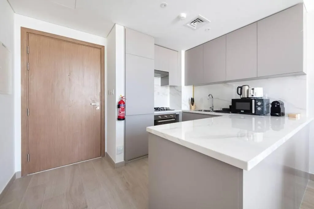 Cozy 2-Bedroom Apartment In Fawad Azizi Residence 두바이